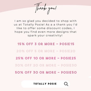 Puede incluir: Gr&aacute;fico rosa y blanco con el texto "Totally Posie" y una letra rosa "P" en un c&iacute;rculo. El gr&aacute;fico incluye un mensaje de agradecimiento y c&oacute;digos de descuento para compras de 3 art&iacute;culos o m&aacute;s, 5 art&iacute;culos o m&aacute;s, 10 art&iacute;culos o m&aacute;s, 20 art&iacute;culos o m&aacute;s y 30 art&iacute;culos o m&aacute;s. Los c&oacute;digos de descuento son POSIE15, POSIE20, POSIE25, POSIE30 y POSIE50.