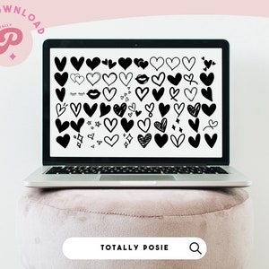 Peut inclure: Un écran d'ordinateur portable affichant une collection de cœurs dessinés à la main en noir et blanc. L'ordinateur portable est posé sur un pouf rose. Le texte "TOTALLY POSIE" est visible sur une barre de recherche blanche sous le pouf.