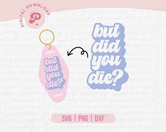 Può includere: Un portachiavi rosa e blu con il testo "but did you die?" in uno stile di font retrò. Il portachiavi ha la forma di un'etichetta per chiavi di motel.