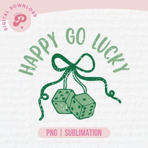Puede incluir: Dise&ntilde;o gr&aacute;fico verde con el texto "Happy Go Lucky" en una fuente desgastada. Dos dados verdes est&aacute;n atados con un lazo verde.