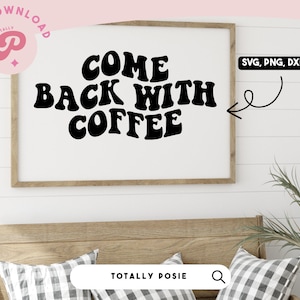 Peut inclure: Une impression encadrée avec le texte "COME BACK WITH COFFEE" dans un style de police rétro. L'impression est accrochée à un mur blanc avec des lambris en bois. Le texte est en noir et l'arrière-plan est blanc.