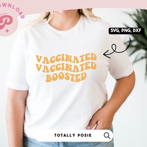 Gevaccineerd, ingeënt, gebooste SVG | Vaccin, COVID, virus, medicijn, booster, golvende tekst | Silhouette cameo, Cricut DIY, commerciële licentie