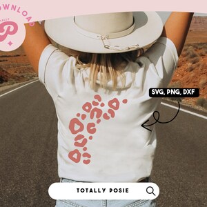 Könnte beinhalten: Ein weißes T-Shirt mit einem rosafarbenen Leopardenmuster auf der Rückseite. Der Text "SVG, PNG, DXF" ist in einem schwarzen Rechteck auf der rechten Seite des Bildes sichtbar. Der Text "TOTALLY POSIE" ist in einem weißen Rechteck am unteren Rand des Bildes sichtbar.