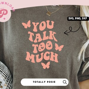 話しすぎ SVG | 蝶、Tumblr パーカー、人気の SVG、トレンディなパーカー | 波状テキスト | シルエット カメオ、Cricut DIY | 商用ライセンス