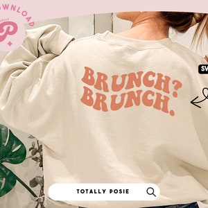 Könnte beinhalten: Ein beiger Pullover mit dem Text "BRUNCH? BRUNCH." in einer Retro-Schriftart in Pfirsich und Orange. Der Text befindet sich auf der Rückseite des Pullovers. Der Pullover wird von einer Person getragen. Das Bild enthält auch den Text "SVG, PNG, DXF" in einem weißen Kasten mit schwarzem Rahmen.