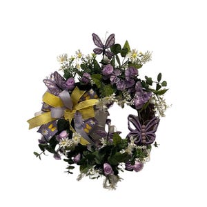 Handgemachter Frühling Blumenkranz: Lavendel & weiße Seidenblumen