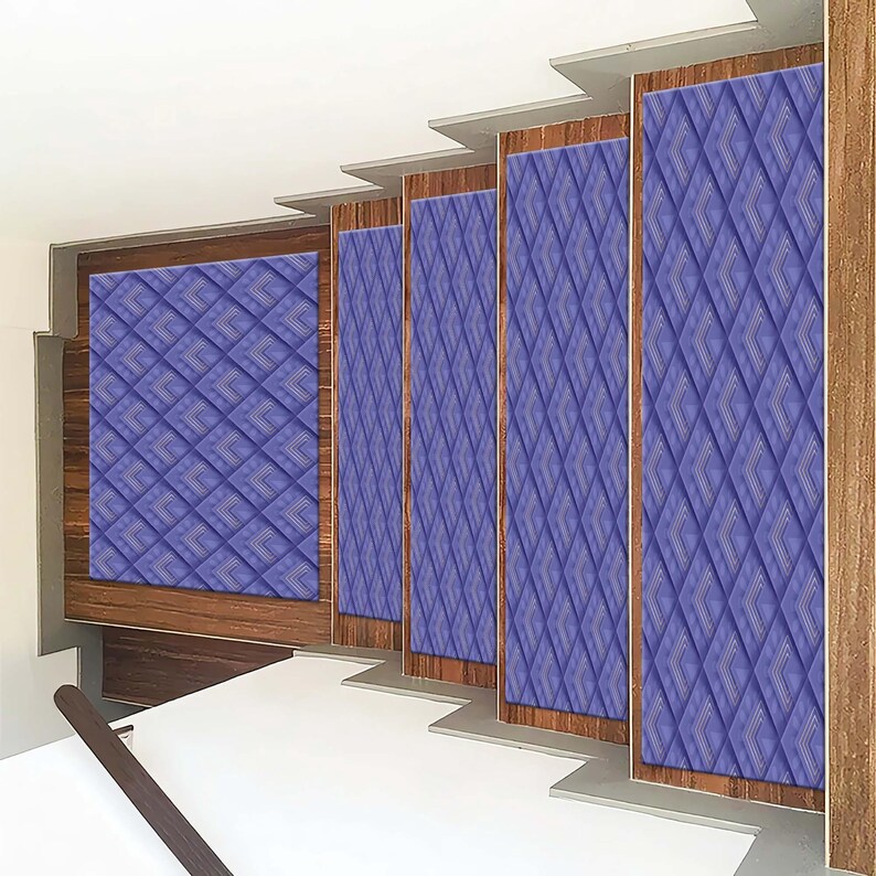 Pu&ograve; includere: Cinque pedate di scale con motivo viola e bianco con un design geometrico. Le pedate sono realizzate in un materiale morbido e resistente e sono facili da pulire.