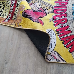 Może przedstawiać: Ż&oacute;łto-czerwony dywan w stylu komiksowym z postacią Spider-Mana i tekstem "If Ol' J. Jonah Jameson Wants Ace Cookies Could It Be? Spider-Man The Sinister With His Hand In The Cook"