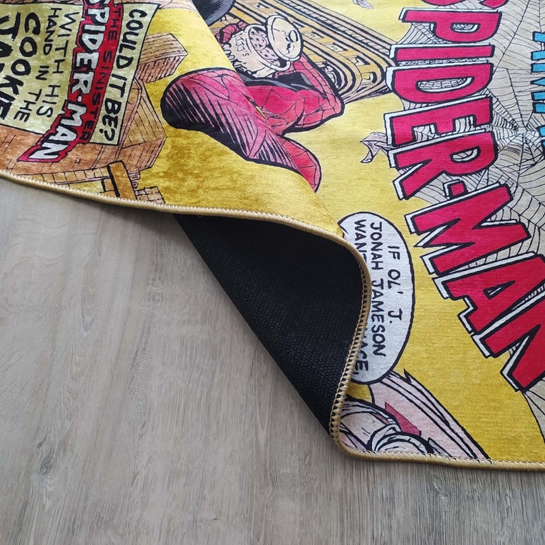 Może przedstawiać: Ż&oacute;łto-czerwony dywan w stylu komiksowym z postacią Spider-Mana i tekstem "If Ol' J. Jonah Jameson Wants Ace Cookies Could It Be? Spider-Man The Sinister With His Hand In The Cook"