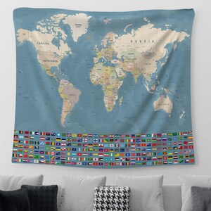 以下が含まれることがあります： 大陸と国が詳細に描かれた青い世界地図のタペストリー。タペストリーには、さまざまな国旗のボーダーが含まれています。地図はソファの上の壁に掛けられています。