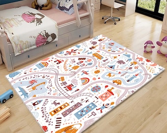 Puede incluir: Una alfombra de juego blanca con un diseño de escena de ciudad colorido. La alfombra presenta un camino sinuoso, edificios, árboles, animales y un tren. La alfombra es perfecta para las salas de juegos o los dormitorios de los niños.