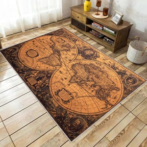 Puede incluir: Una alfombra de estilo vintage con un mapa del mundo en marrón y negro. La alfombra presenta un mapa detallado del mundo con continentes y océanos. La alfombra está colocada sobre un suelo de madera.