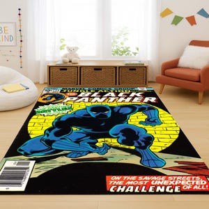 Puede incluir: Una alfombra rectangular con un dise&ntilde;o de portada de c&oacute;mic de Black Panther. La alfombra tiene un fondo negro con una gran ilustraci&oacute;n azul del superh&eacute;roe. El texto "The Black Panther" se muestra de forma destacada.