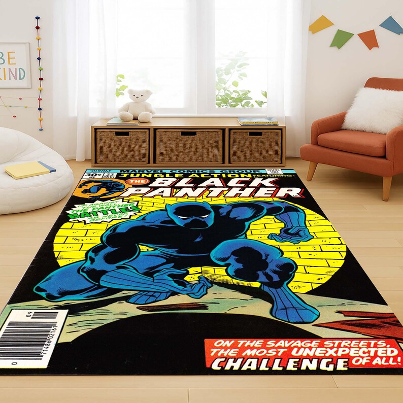 Puede incluir: Una alfombra rectangular con un dise&ntilde;o de portada de c&oacute;mic de Black Panther. La alfombra tiene un fondo negro con una gran ilustraci&oacute;n azul del superh&eacute;roe. El texto "The Black Panther" se muestra de forma destacada.