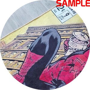 Puede incluir: Alfombra redonda con una ilustraci&oacute;n de c&oacute;mic de Spider-Man sosteniendo un tarro de galletas. La alfombra tiene un borde amarillo y una etiqueta de precio vintage que dice "29 centavos". El tarro de galletas dice "JJJ's COOKIES".