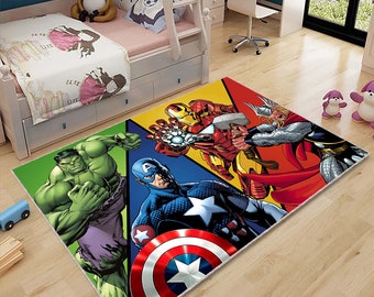Puede incluir: Alfombra rectangular con Hulk, Capitán América, Iron Man y Thor. La alfombra tiene un diseño colorido con un fondo verde, azul, amarillo y rojo. La alfombra está hecha de un material suave y es adecuada para el dormitorio o la sala de juegos de un niño.