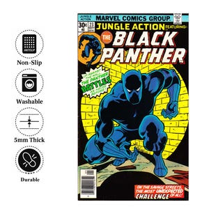 Puede incluir: Una portada de c&oacute;mic de "The Black Panther" con un superh&eacute;roe vestido de azul en una pose din&aacute;mica contra una pared de ladrillos amarillos. La portada incluye texto como "Jungle Action" y "Marvel Comics Group".