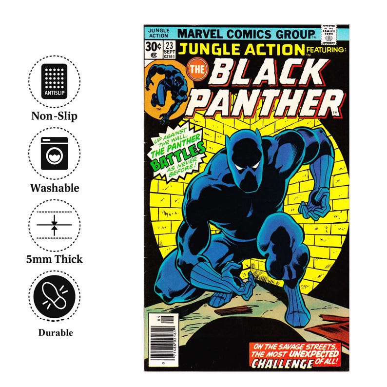Puede incluir: Una portada de c&oacute;mic de "The Black Panther" con un superh&eacute;roe vestido de azul en una pose din&aacute;mica contra una pared de ladrillos amarillos. La portada incluye texto como "Jungle Action" y "Marvel Comics Group".