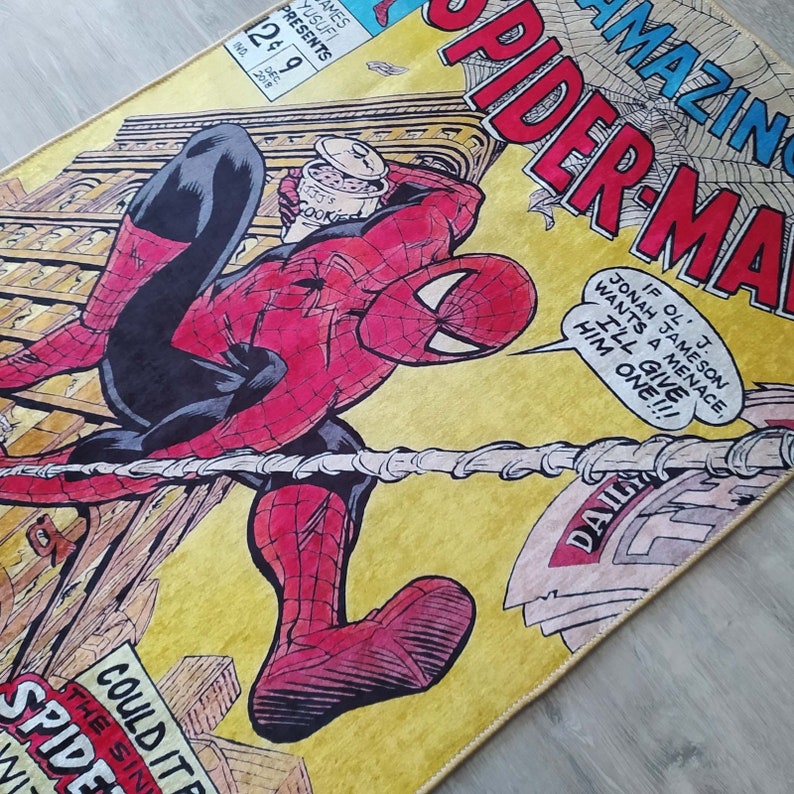 Może przedstawiać: Okładka komiksu z epoki przedstawiająca Spider-Mana huśtającego się na pajęczynie w czerwono-niebieskim stroju. Okładka jest ż&oacute;łta z czarnym tekstem, kt&oacute;ry brzmi "Niesamowity Spider-Man" i "Jeśli Ol' J. Jonah Jameson chce zagrożenia, dam mu je!!!".