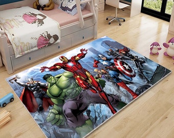 Puede incluir: Una alfombra colorida con un grupo de superhéroes, incluyendo Iron Man, Hulk, Thor, Capitán América y Viuda Negra. La alfombra tiene un fondo azul con una ciudad y rayos.