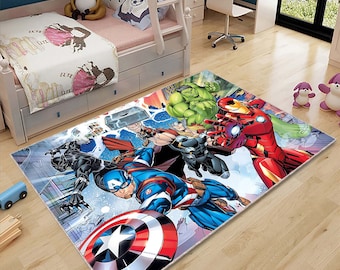 Puede incluir: Una alfombra colorida con una ilustración de estilo cómic de superhéroes, incluyendo Capitán América, Iron Man, Thor, Hulk y Pantera Negra. La alfombra tiene un fondo blanco con acentos azules, rojos, verdes y amarillos.