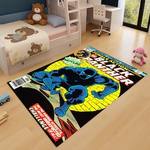 Puede incluir: Alfombra rectangular con un dise&ntilde;o de portada de c&oacute;mic de Black Panther. La alfombra tiene un fondo negro con un patr&oacute;n amarillo similar a ladrillos. Black Panther se representa en una pose din&aacute;mica, con colores azules y negros. La alfombra tiene el texto "Marvel Comics Group Jungle Action Featuring Black Panther".