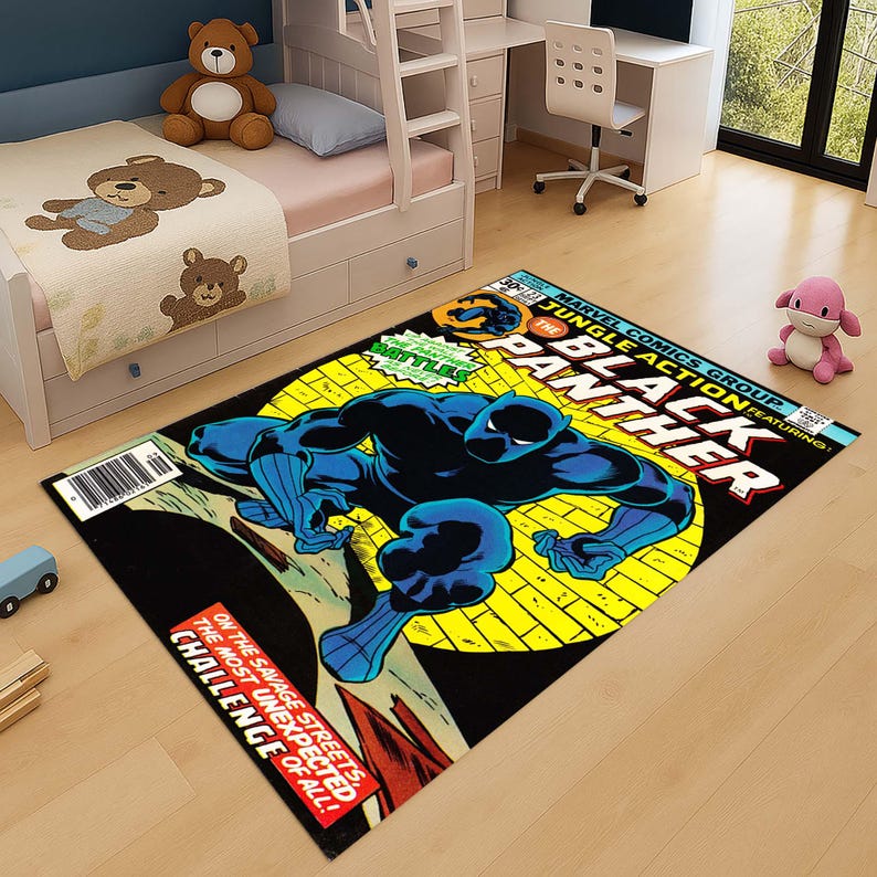 Puede incluir: Alfombra rectangular con un dise&ntilde;o de portada de c&oacute;mic de Black Panther. La alfombra tiene un fondo negro con un patr&oacute;n amarillo similar a ladrillos. Black Panther se representa en una pose din&aacute;mica, con colores azules y negros. La alfombra tiene el texto "Marvel Comics Group Jungle Action Featuring Black Panther".