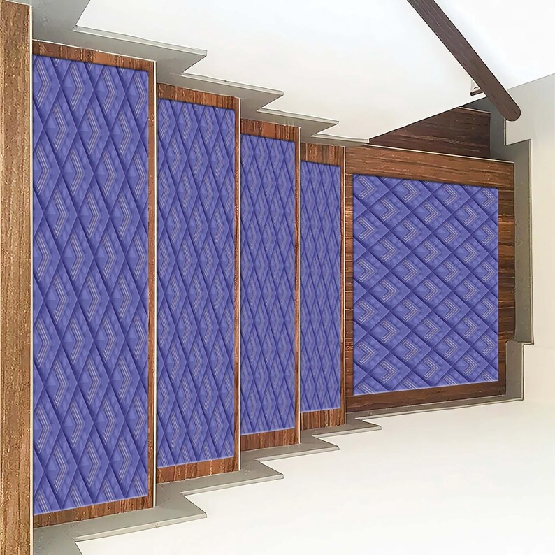 Pu&ograve; includere: Un set di cinque pedate per scale con un motivo geometrico in tonalit&agrave; di viola e bianco. Le pedate sono realizzate in un materiale morbido e resistente e sono progettate per aiutare a prevenire scivoloni e cadute.