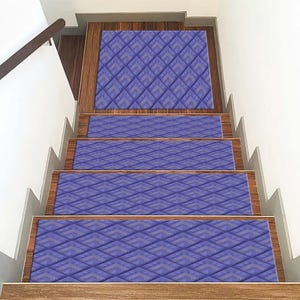 Pu&ograve; includere: Un set di cinque pedate per scale con un motivo geometrico in tonalit&agrave; viola. Le pedate sono realizzate in un materiale morbido e resistente e sono progettate per aiutare a prevenire scivoloni e cadute.