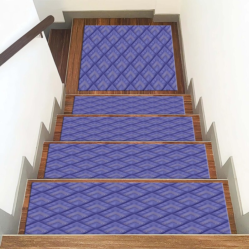 Pu&ograve; includere: Un set di cinque pedate per scale con un motivo geometrico in tonalit&agrave; viola. Le pedate sono realizzate in un materiale morbido e resistente e sono progettate per aiutare a prevenire scivoloni e cadute.