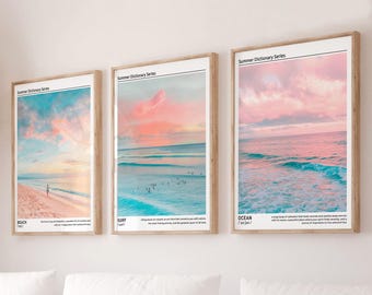 Peut inclure: Trois impressions encadrées sur le thème de l'été. Chaque impression présente un aspect différent de la plage : plage, surf et océan. Les impressions ont une palette de couleurs rose et bleue et représentent un coucher de soleil sur l'océan.