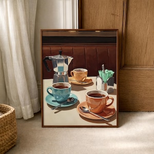 Może przedstawiać: Oprawiony wydruk przedstawia scenę z kawiarni z srebrnym ekspresem do kawy, trzema filiżankami kawy i serwetnikiem. Kubki są turkusowe, pomarańczowe i żółte, każdy z pasującym spodkiem i łyżeczką. Tło przedstawia brązową kabinę.