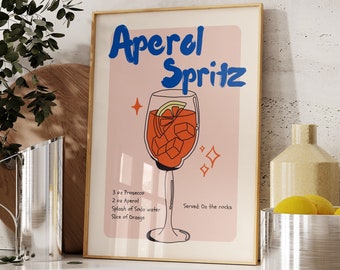 Pode incluir: Um poster imprimível com fundo rosa e uma ilustração azul e branca de um copo de Aperol Spritz. O texto no poster diz "Aperol Spritz" e inclui a receita: 90 ml de Prosecco, 60 ml de Aperol, Um toque de água com gás, Uma fatia de laranja, Servido: Com gelo.