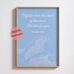 Puede incluir: Una impresión enmarcada con un fondo azul claro presenta texto blanco e ilustraciones de olas. El texto dice: "Más poderoso que las olas del mar es Su amor por ti. SALMO 93:4." Una pegatina rosa con "DESCARGA DIGITAL" está en la esquina.