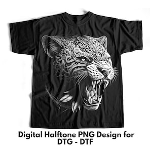 Op de afbeelding: Zwart T-shirt met een witte afbeelding van een jaguarhoofd in een halftonstijl. De bek van de jaguar is open en zijn tanden zijn zichtbaar.