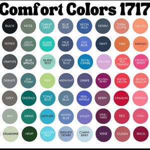 K&ouml;nnte beinhalten: Eine Farbkarte mit dem Titel Comfort Colors 1717, die ein Raster aus zweiundsiebzig kreisf&ouml;rmigen Farbfeldern in verschiedenen T&ouml;nen zeigt, darunter Wei&szlig;, Schwarz, Moos, Minze, Blau, Denim, Terrakotta, Melone, Senf, Elfenbein, Pfeffer, Gr&uuml;n, Marine, Orange und Pink.