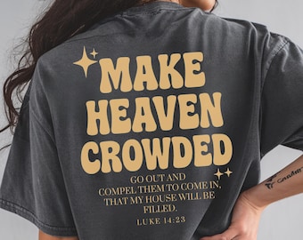 Op de afbeelding: Donkergrijs t-shirt met de tekst "MAKE HEAVEN CROWDED" in een retro lettertype. Het shirt bevat ook het bijbelvers Lucas 14:23. Het ontwerp heeft sterren.