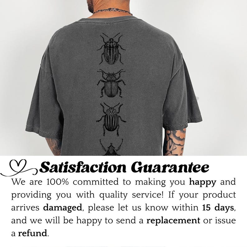 K&ouml;nnte beinhalten: Ein anthrazitfarbenes Kurzarm-T-Shirt mit einer vertikalen Reihe von vier detaillierten, in schwarzer Tinte gehaltenen K&auml;ferillustrationen auf der R&uuml;ckseite. Das T-Shirt hat eine lockere Passform mit Rundhalsausschnitt und sichtbarer Naht.