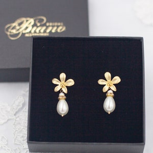 Earrings for bride, Drop pearl earrings, Pearl wedding earrings, Flower earrings , Wedding jewelry pearl, bridesmaid gifts - Coco