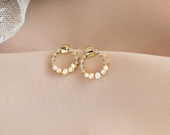 Handgemachte runde Goldstecker, Brautjungfer Geschenk, eleganter Hochzeitsschmuck, kleine zierliche Ohrringe mit Signature Verpackung - Eloise