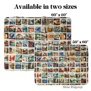 Pu&ograve; includere: Una coperta bianca in pile con un design in stile vintage che presenta illustrazioni colorate di parchi nazionali e monumenti. La coperta &egrave; disponibile in due misure: 152 cm per 203 cm e 127 cm per 152 cm. Il testo "Shine Ridgetop" &egrave; stampato nell'angolo in basso a destra.