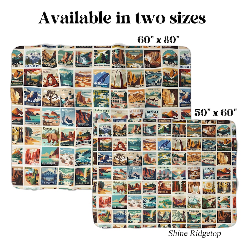 Pu&ograve; includere: Una coperta bianca in pile con un design in stile vintage che presenta illustrazioni colorate di parchi nazionali e monumenti. La coperta &egrave; disponibile in due misure: 152 cm per 203 cm e 127 cm per 152 cm. Il testo "Shine Ridgetop" &egrave; stampato nell'angolo in basso a destra.