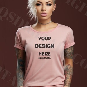 Gildan 5000L tshirt mockup, midweight katoenen tee mockup voor dames, roze T-shirt mockup, vrouwen tees mockup, getatoeëerd model mockup, Gildan mocks