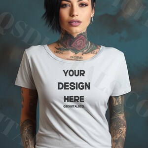 Gildan 5000L Tshirt Mockup, Womens Midweight Cotton Tee Mockup, Wit T-Shirt Mockup, Dames Tees Mockup, Getatoeëerd Model Mockup, Gildan Mocks