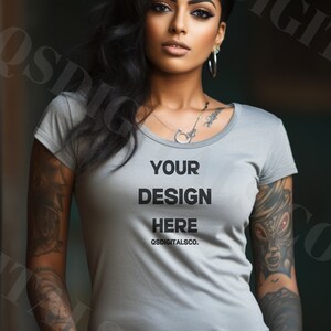 Gildan 5000L tshirt mockup, midweight katoenen tee mockup voor dames, grijs T-shirt mockup, vrouwen tees mockup, getatoeëerd model mockup, Gildan mocks