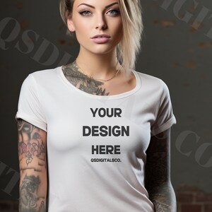 Gildan 5000L Tshirt Mockup, Womens Midweight Cotton Tee Mockup, Wit T-Shirt Mockup, Dames Tees Mockup, Getatoeëerd Model Mockup, Gildan Mocks