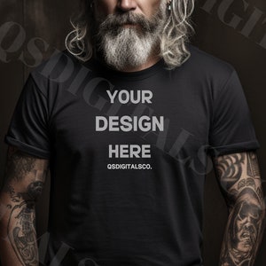 Può includere: Una maglietta nera con il testo "YOUR DESIGN HERE" e il testo "QSDIGITALSCO." sotto.