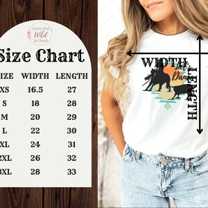 Op de afbeelding: Maattabel voor een wit T-shirt met een afbeelding van een cowgirl die een paard berijdt en de tekst "Let's Dance". De tabel toont maten XS tot 3XL met bijbehorende breedte- en lengtemaat in inches.