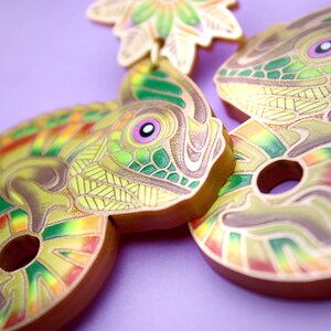 EN COURS DE CHANGEMENT ++ boucles d'oreilles dorées en acrylique style old school tatouage vintage or rockabilly caméléon reptile bijoux fleurs