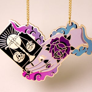 KARMA ++ gran collar acrílico de declaración dorada en estilo de la vieja escuela tatuaje clásico vintage oro punk rockabilly tarot tarot carta rosa magia